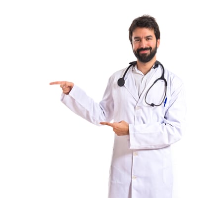 doctor-apuntando-lateral-sobre-fondo-blanco
